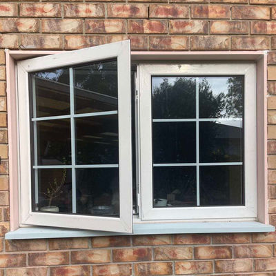 Упругое стекло Upvc/Pvc Сдвижное окно с декоративными решетками и ветрозащитной функцией