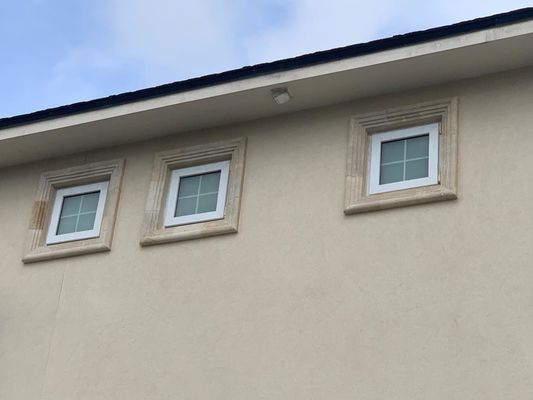 Упругое стекло Upvc/Pvc Сдвижное окно с декоративными решетками и ветрозащитной функцией