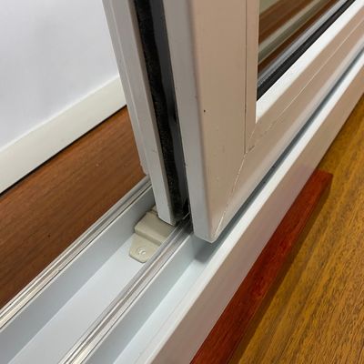 Черное наружное белое внутри PVC скользящее окно для ветростойкости